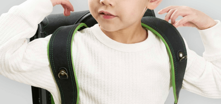 男の子に寄り添う、強さと安心のランドセル
