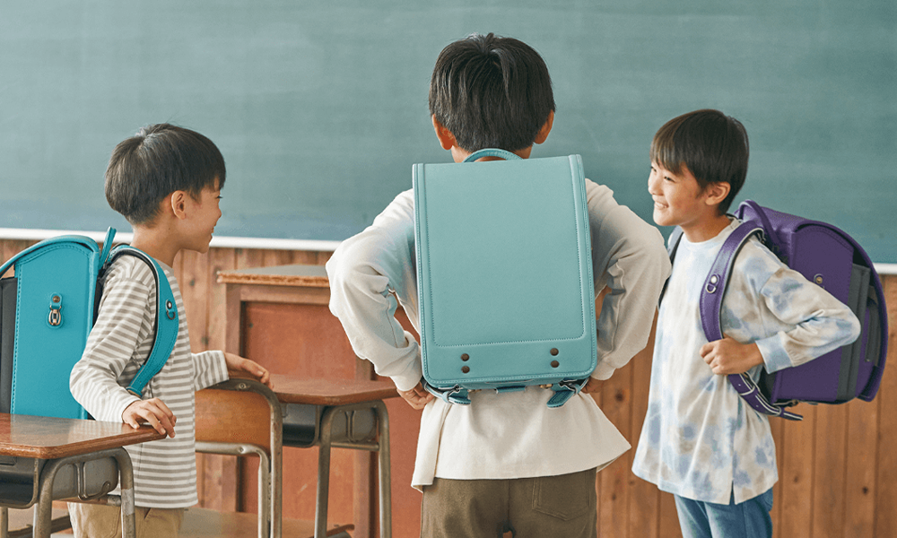 気になるブルーは、実際に背負った姿でも確かめましょう