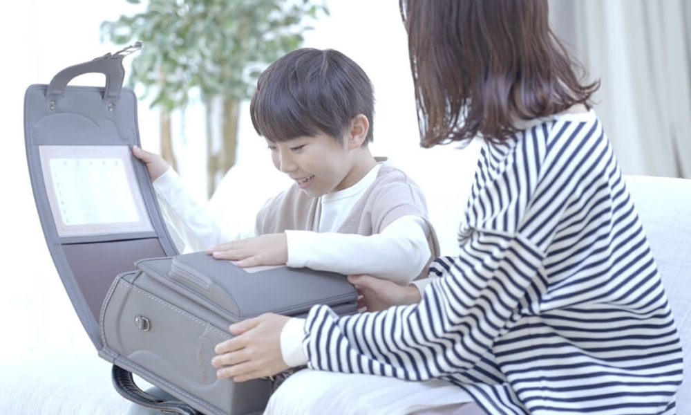 教科書やタブレットを入れやすい収納力も大切です