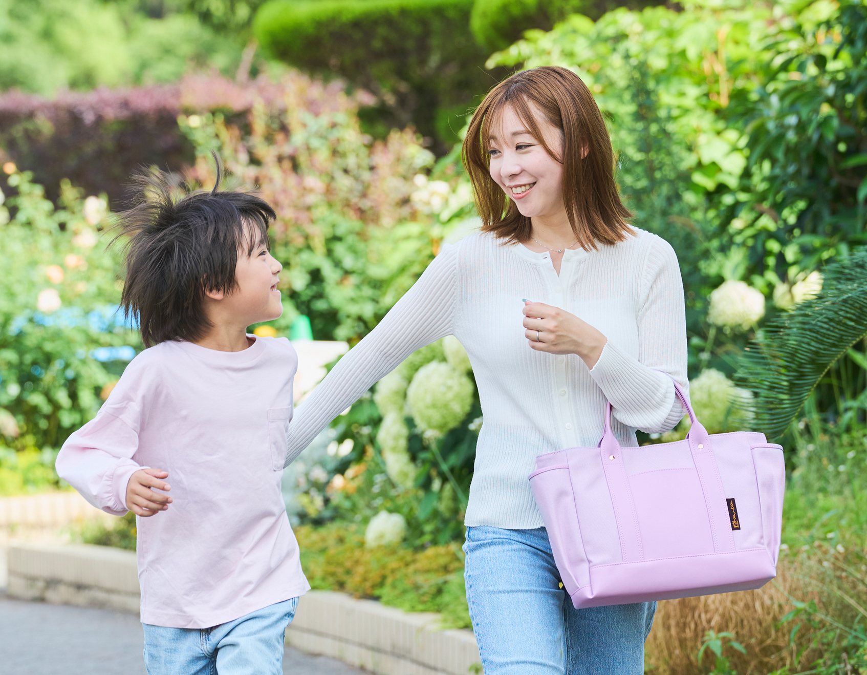 親子でリンクトートとランドセルを持って歩く様子