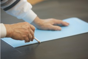 天然皮革への型入れ