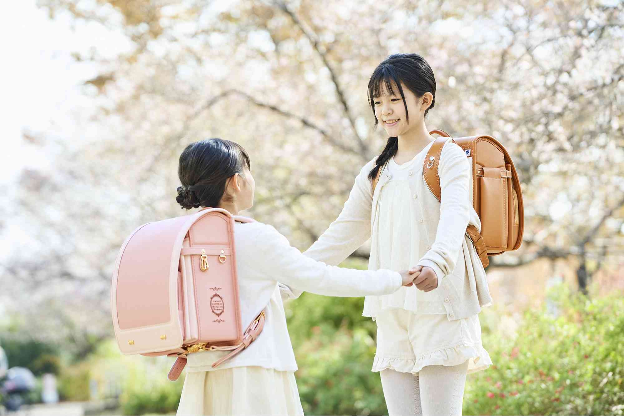 ランドセル女子 2026年度】おしゃれな女の子が大好きなランドセル！2025年のトレンドと萬勇鞄で選ばれたシリーズとは？ | 萬勇鞄