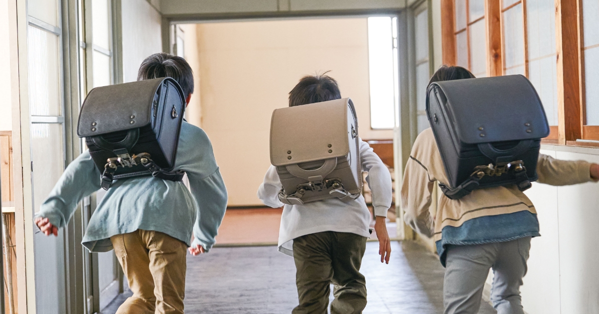茶色の男の子向けランドセルは、革の質感が引立つ人気色